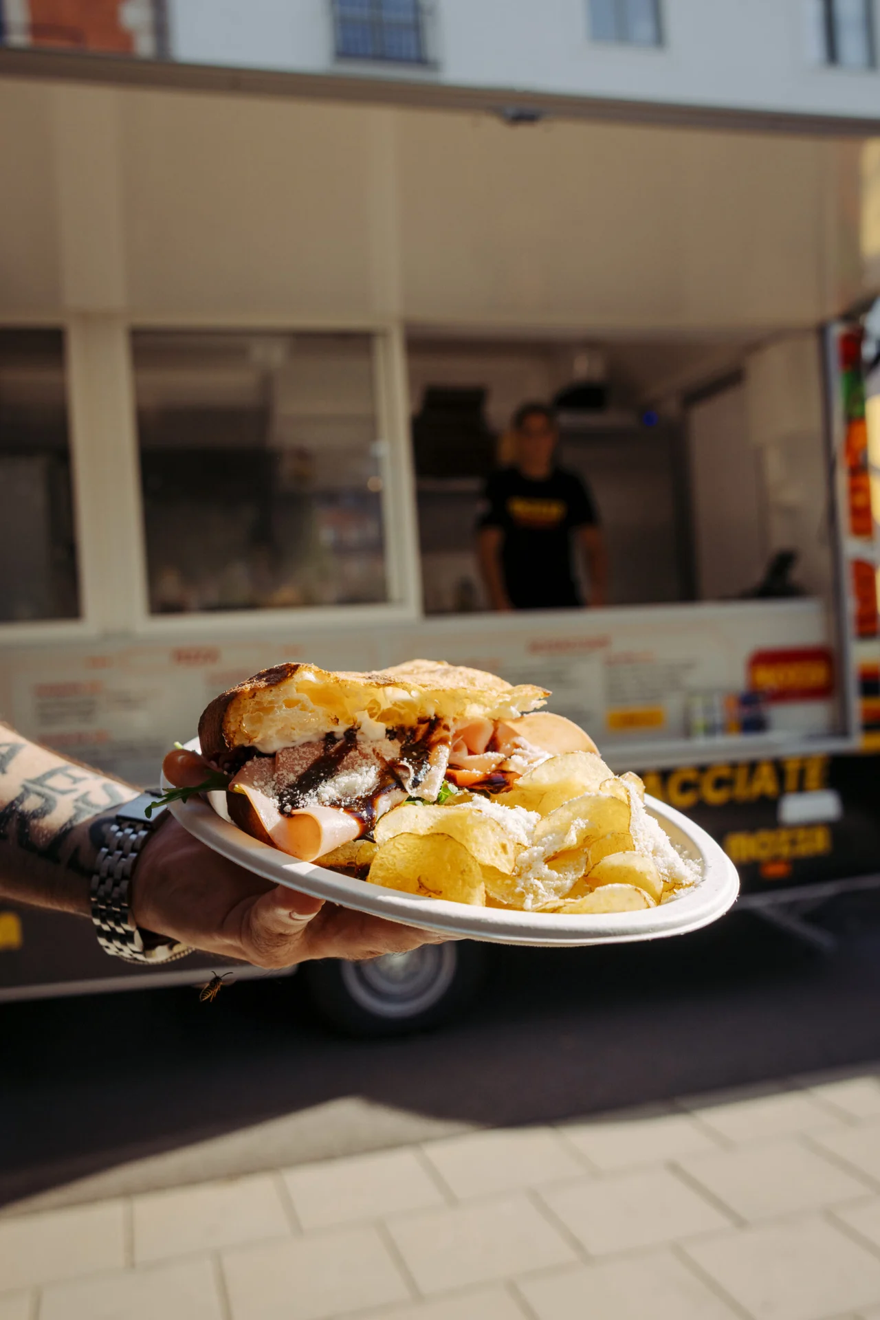 En nygjord schiacciata serveras vid Mozzas foodtruck