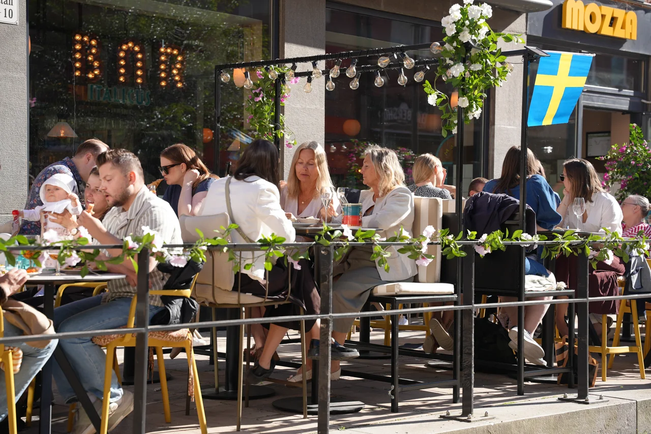 Mozzas uteservering och entré på Hantverkargatan i Västerås